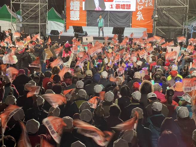 蔡培慧今天晚上舉辦選前之夜，3500位支持者塞滿造勢會場。（楊靜茹攝）