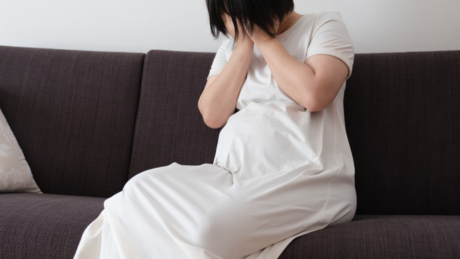 一名人妻无奈表示，生了女儿后公婆给她6万元的红包，但弟媳生儿子竟拿了60万元。（示意图／shutterstock）