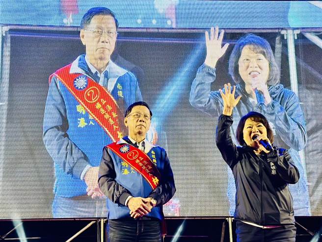 嘉义市长黄敏惠（右）也热情站台助讲。（廖志晃摄）