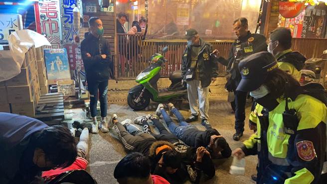 警方到场将打人嫌犯压制逮捕。（警方提供）