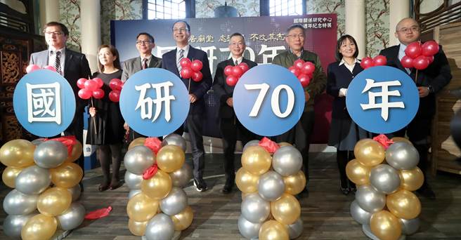 國立政治大學國際關係研究中心3日舉辦七十週年活動『國研中心七十週年特展』，邀請到國立政治大學校長李蔡彥（右4）、國民黨主席朱立倫（左4）、民眾黨主席柯文哲（右3）、民進黨國際部主任謝佩芬（右2）及國研中心主任寇健文（左3）等貴賓，一同主持開幕儀式。（鄭任南攝）