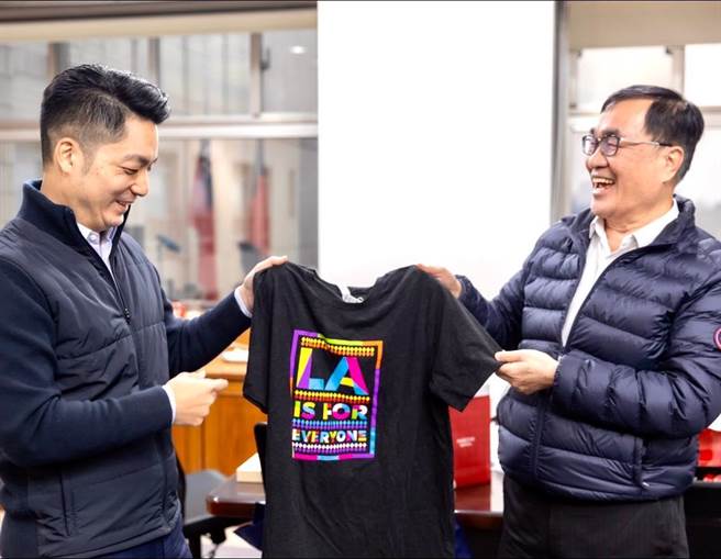 台北市长蒋万安（左）上任后第一场市府出访，因强碰228纪念活动，因此由副市长李四川（右）代为出征。（摘自蒋万安脸书）