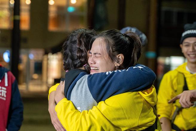 吱吱（郭芝吟）惧高落泪。（三立提供）