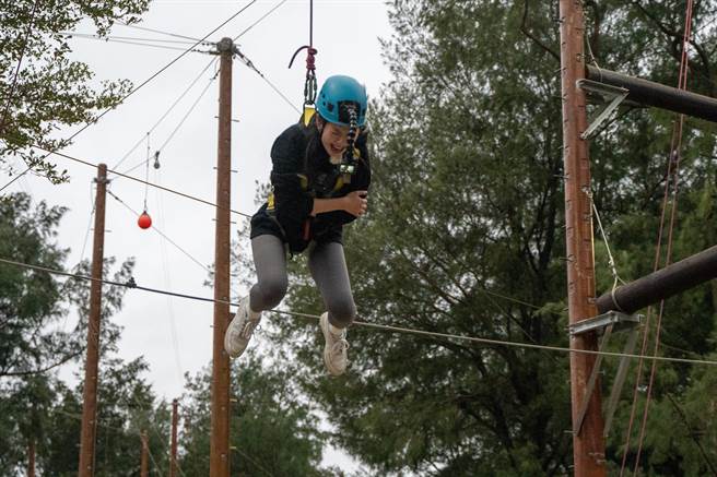 Miusa挑战高空设施，一脸惊恐。（三立提供）