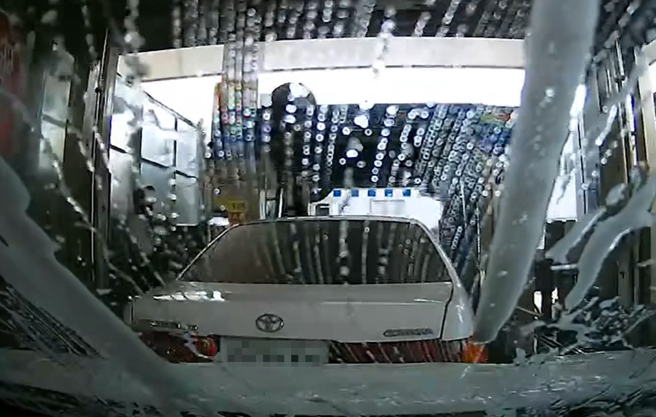 1名驾驶拍下前方车辆洗完车后，竟不明原因往前撞车，在向后爆衝撞到他的车头。（翻摄自脸书爆料公社）