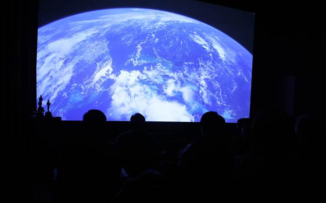 公视与NHK团队造访台达电内湖总部、臺湾第一座8K投影剧院。（公视提供）