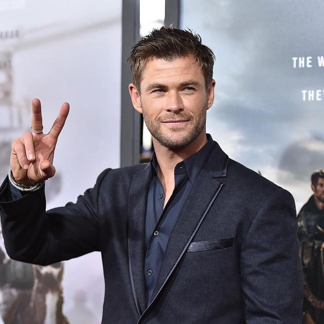 克里斯 汉斯沃 (Chris Hemsworth)身穿john varvatos出席活动。（摘自IG）