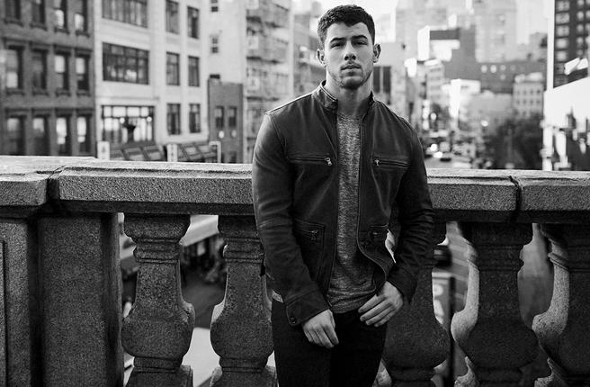 尼克·强纳斯 (Nick Jonas)身穿 john varvatos拍摄形象广告。（john varvatos提供）