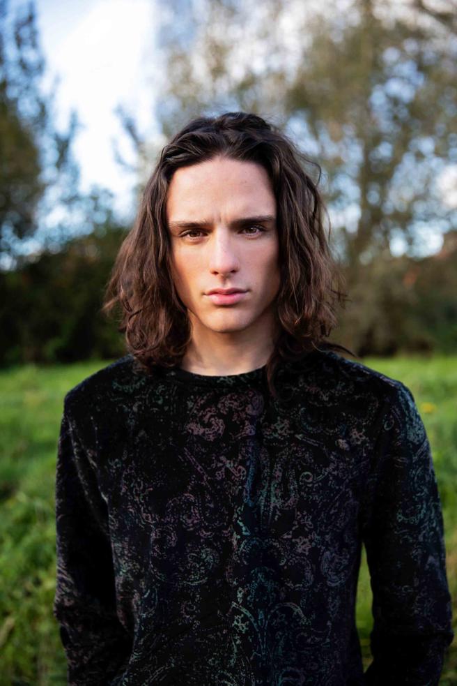 HBO影集《龙族前传》英国演员 Harry Collett 身穿 john varvatos。（john varvatos提供）