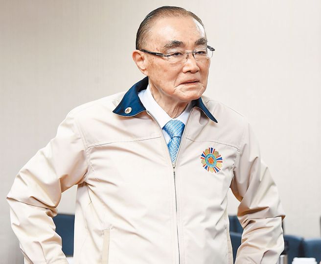 日本媒體《日本經濟新聞》報導，指國軍充斥太多外省人，如此體質的軍隊在發生狀況時，根本不可能與中國作戰。退輔會主委馮世寬2日在立法院被媒體問到此議題時，不改其大砲本色，連說兩次「胡說八道」，最後更怒飆「放他媽的屁」。（黃世麒攝）