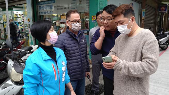 ▲市议员何淑萍（左）现场会勘出现遛鸟侠的暗巷，并希望警方加强巡逻。（何淑萍办公室提供／徐佑升基隆传真）