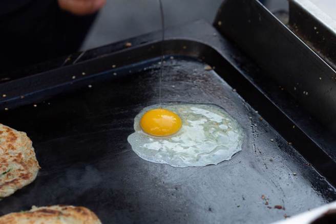 有名早餐店老板因受伤要休养一阵子，他在店门口留下公告，获得许多民眾在公告上留言「祝老板吵日康復」。（图/shutterstock）