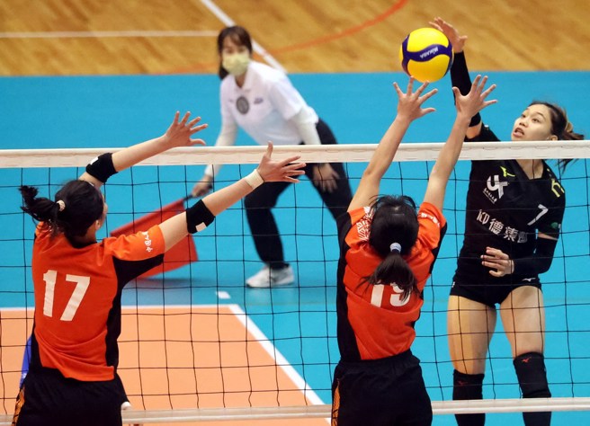 台北市大林书荷在网前扣杀。(大专体总提供)