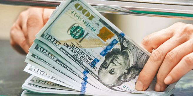 大宗商品价格上扬以及美元升值，使得商品进口经济体面临低成长与高通膨的危机攀升。图／美联社