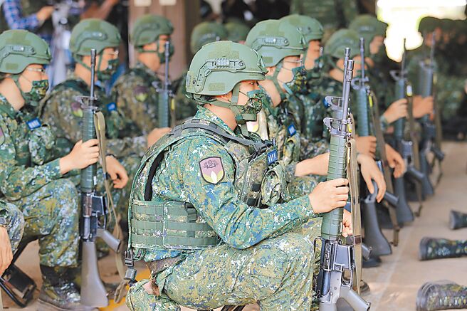 行政院副院长郑文灿昨晚表示，国防部准备修正《全动法》，现在遇到新状况，产生不必要的误解，修正草案暂时留在国防部。（本报资料照片）