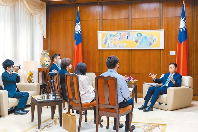 《日本经济新闻》报导指称，9成台湾军官退役后前往对岸贩售情报，引起轩然大波。图为外交部长吴钊燮（右）去年9月21日接受《日本经济新闻》等日媒驻台记者联访。（外交部提供）