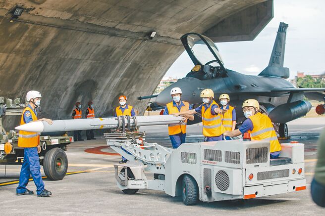 美国政府美东时间1日宣布最新对台军售，包含100枚AGM-88B高速反辐射飞弹、200枚AIM-120C-8先进中程空对空飞弹（AMRAAM）。图为F-16V战机装挂AIM-120先进中程空对空飞弹。（本报资料照片）