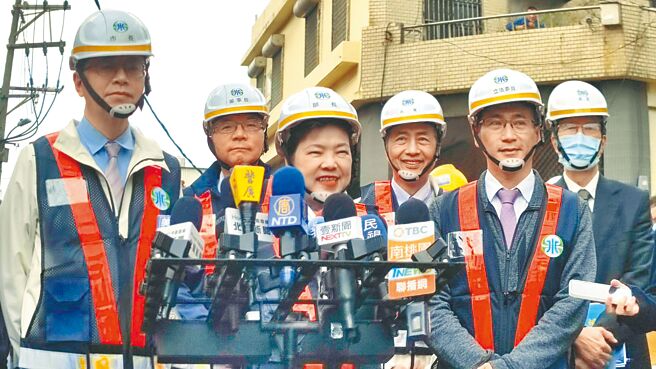 针对南部水情不佳，经济部长王美花（中）表示，已经对南部启动抗旱措施。（赖佑维摄）