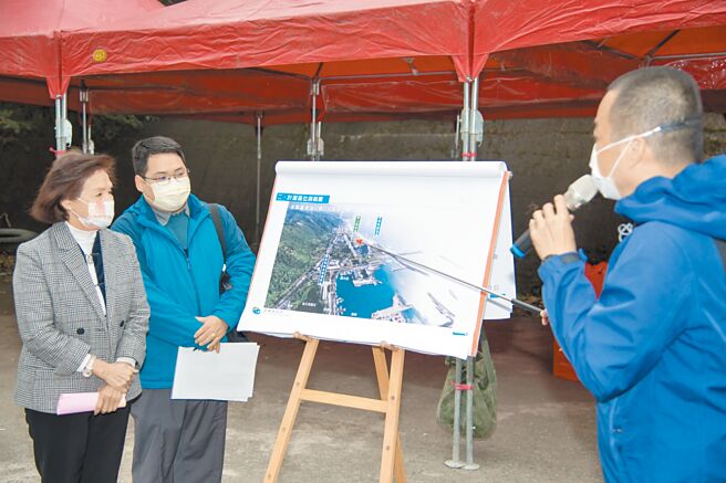 宜蘭縣長林姿妙（左一）2日前往頭城外澳視察，她期盼外澳成為國際衝浪練習場，頭城5個漁村也可變成觀光亮點。（宜蘭縣政府提供／李忠一宜蘭傳真）