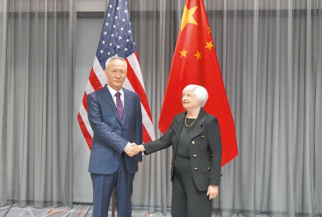 媒体报导，美国财政部高级官员上周会晤了中国财政部官员，但并未就财长叶伦访华一事达成共识。图为叶伦（右）1月曾在瑞士苏黎世与中国国务院副总理刘鹤会面。（新华社）