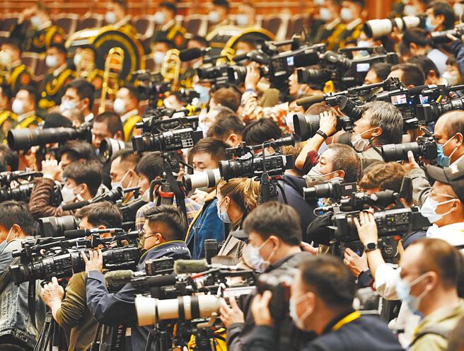 大陆全国两会周末登场，虽然新冠疫情已缓和，但是与会代表、委员和採访记者，仍须提前住进隔离饭店「闭环管理」。图为去年中共二十大会议，大批记者採访拍摄。（中新社）