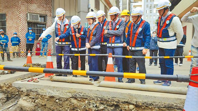 桃园市长张善政（左一）、经济部长王美花（左三）2日到桃园视察，提到5年内将于桃园投入42.3亿元，推动6重要工程汰换管线。（赖佑维摄）