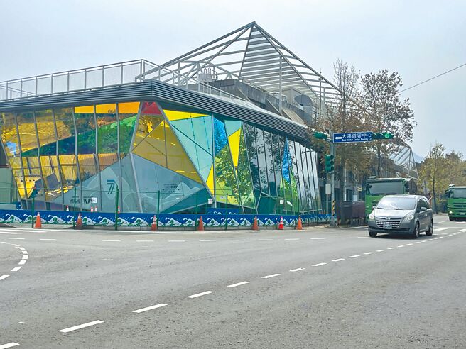 桃园大溪经国纪念馆玻璃墙面设计炫彩玻璃，阳光照射折射光线恐影响行车安全。（吕筱蝉摄）