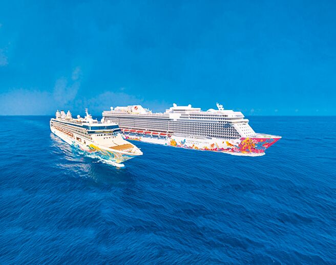 「名勝世界郵輪壹號」郵輪（左）將於4月2日從香港出發，沿途經公海，於4月4日抵達高雄港。圖右為雲頂夢號。（名勝世界郵輪公司提供／林瑞益高雄傳真）