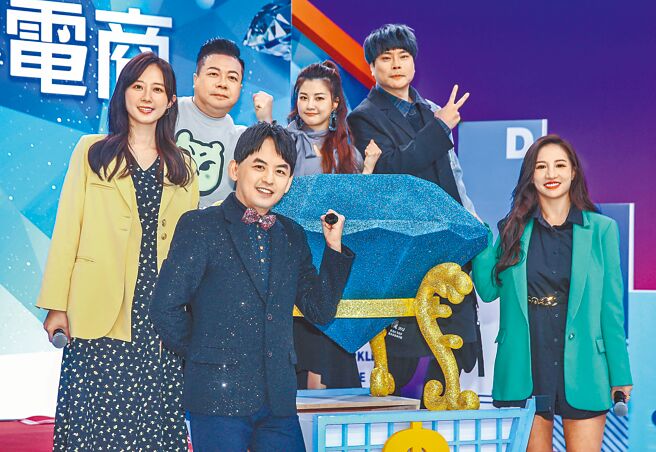 黄子佼（前排左）与洪诗（后排左起）、董至成、小Call、卡古以及林采缇昨出席电商记者会。（粘耿豪摄）