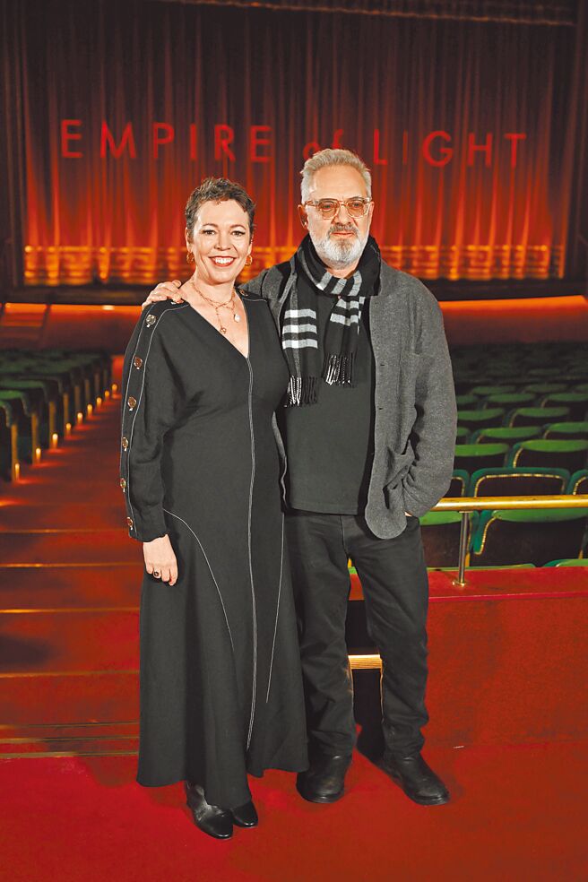 奥莉薇亚（左）和导演山姆曼德斯日前出席首映会。（迪士尼提供）