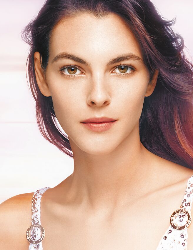 香奈儿打造全新「珍珠光感系列」是近期话题性商品之一。（CHANEL提供）