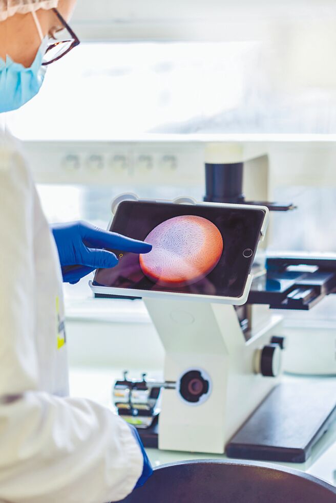 香奈儿与法国皮肤组织新创公司共同研究肌肤的老化过程，图为实验人员检测3D列印皮肤的肤质状况。（CHANEL提供）