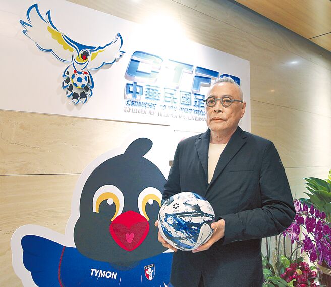 中华民国足球协会（CTFA）新任理事长王麟祥2日完成交接上任，他希望持续将足球运动文化向下扎根外，更要结合国际与国内资源，将台湾足球运动推向职业化。（黄世麒摄）