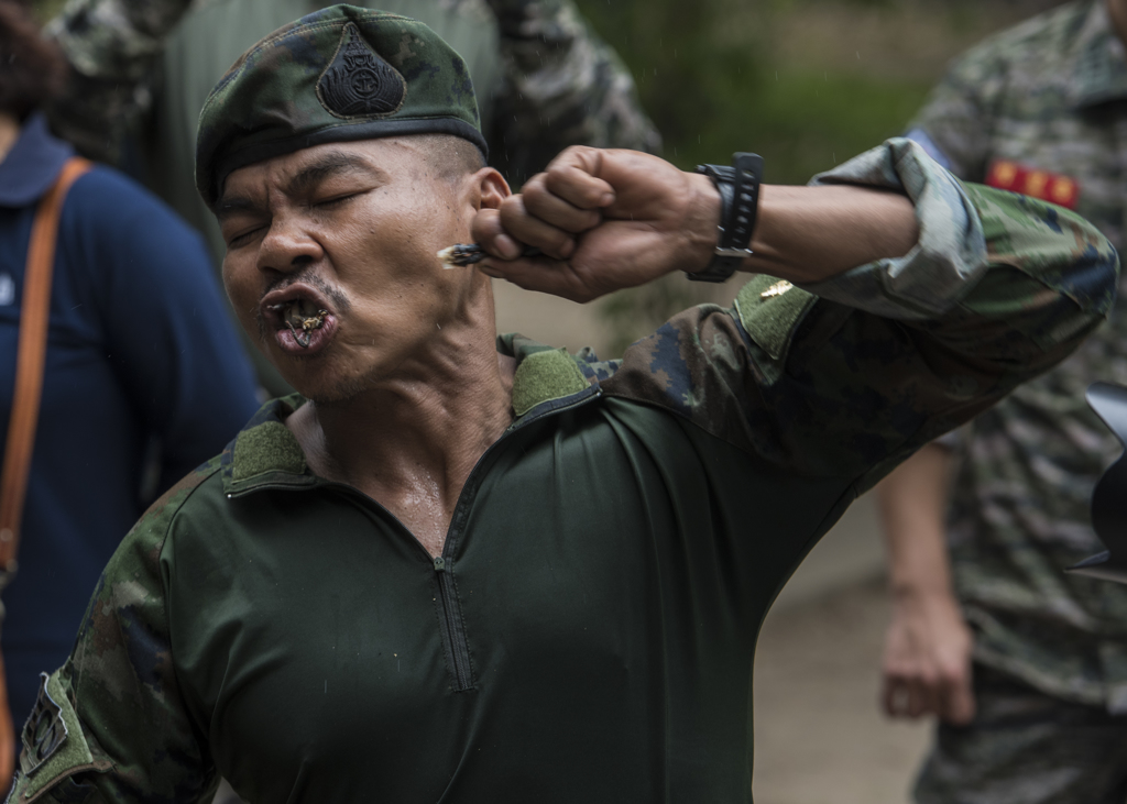 2018年2月19日泰国皇家海军陆战队士官长暨丛林生存训练教官，在金色眼睛蛇演习的丛林生存训练中示范吃蝎子。（资料照／DVIDS）(photo:ChinaTimes)