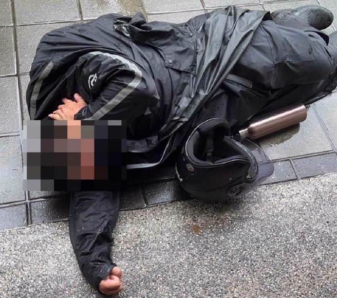 「日經」潑尿男身分曝光！曾潛北檢升民進黨旗 ，恐嚇周玉蔻電台，圖為他遭周玉蔻員工壓制在地上畫面。(中時資料庫)