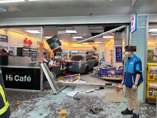 轿车高速衝入超商，轰然巨响吓坏一旁路人及店内顾客，整个店内货架及商品一片狼籍。(戴志扬翻摄)