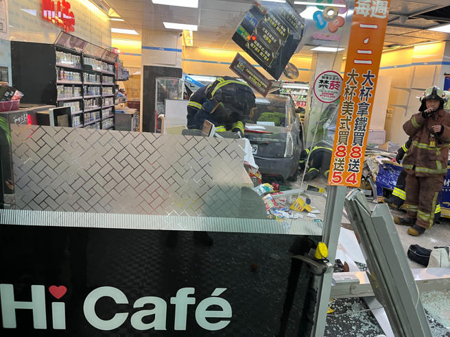 轿车高速衝入超商，轰然巨响吓坏一旁路人及店内顾客，整个店内货架及商品一片狼籍。(戴志扬翻摄)
