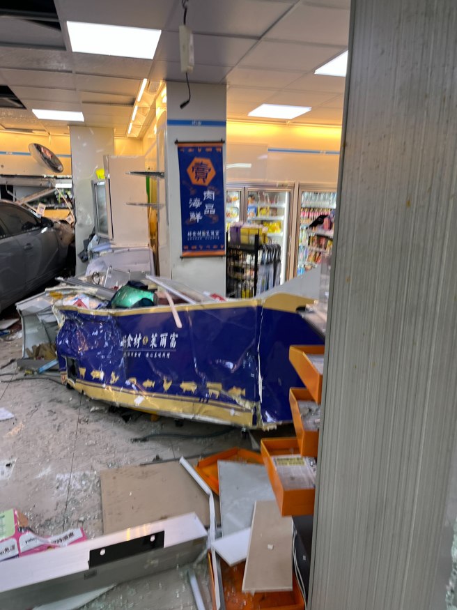 轿车高速衝入超商，轰然巨响吓坏一旁路人及店内顾客，整个店内货架及商品一片狼籍。(戴志扬翻摄)