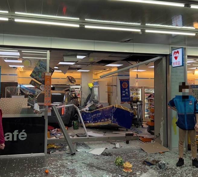 自小客衝入超商，1名妇人遭撞重伤。（民眾提供）