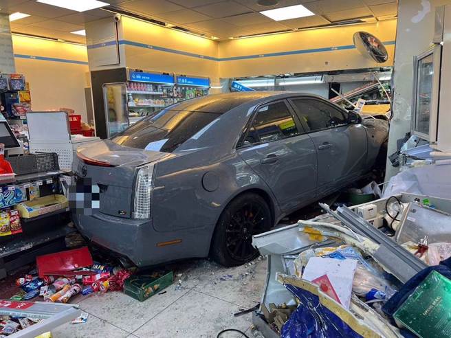 凯迪拉克撞进超商，害路过妇遭压死 ，驾驶辩称是吃癫痫药恍神。(民眾提供)