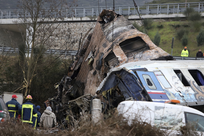 希腊中部上月28日发生火车对撞事故，至少造成57人死亡。图为2日事故现场搜救工作。（图／美联社）