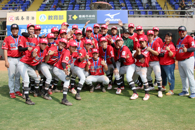 台东体中在111学年度高中木棒联赛夺下季军，写下队史最佳成绩。（学生棒球联盟提供）