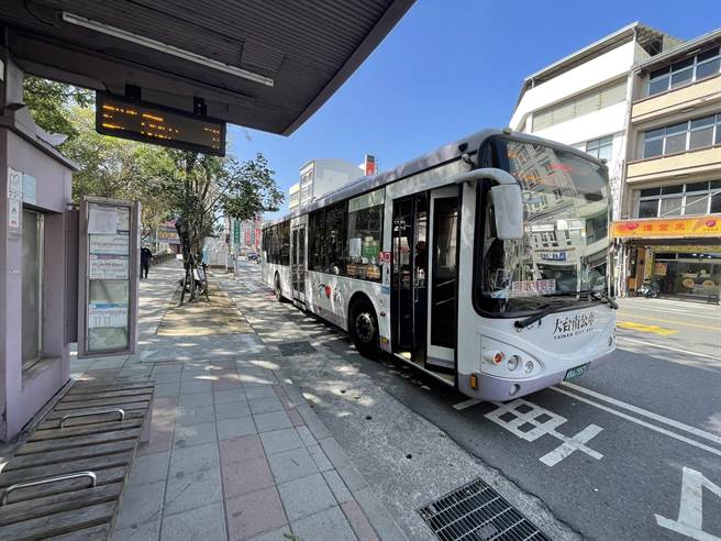 疫情期间公车乘车需求减少而大幅减班，导致公车驾驶员流失，交通局已向中央争取薪资补贴，以利业者聘雇司机。（台南市交通局提供／曹婷婷台南传真）