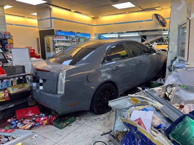 路口監視器畫面曝光，只見凱達拉克直直衝入超商、疑似毫無剎車，車身還一度被鏟起側翻，附近民眾和店員全部嚇壞。（翻攝自記者爆料網）