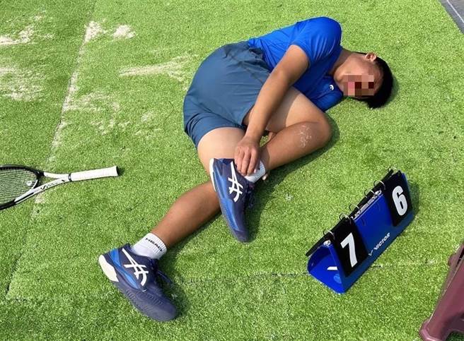 2日全中运在新竹县举办网球资格赛，疑似场地不平整，害高雄市左营区福山国中张姓选手当场脚踝翻车弃赛，张生母亲4日沉痛抛出声明，质问为何国家级的赛事无法确保选手的安全？（高市教育局提供／袁庭尧高雄传真）