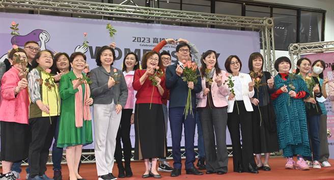 高雄市长陈其迈（前左六）祝福女士们妇女节快乐，他与出席来宾合影。（林瑞益摄）