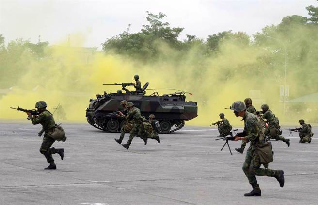 陆军上兵值安官趴桌睡大头觉  ，查哨军官不见人喊口令当场活逮。(中时资料库)