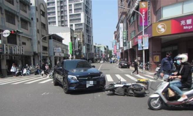 賓士休旅車疑未禮讓直行車釀禍。（翻攝照片／崔正綱高雄傳真）