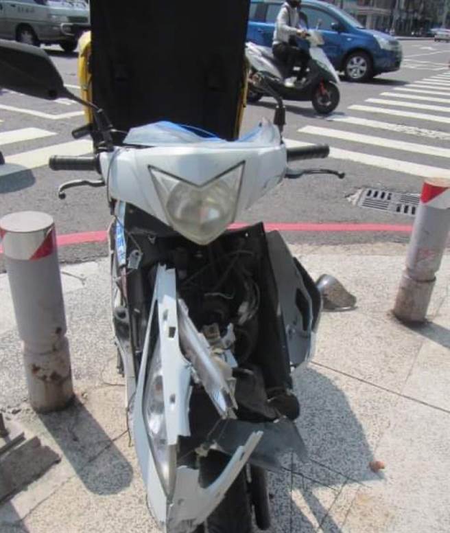 外送員機車車頭嚴重撞毀。（翻攝照片／崔正綱高雄傳真）