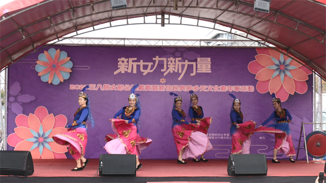 台东新住民异国多元文化嘉年华活动今天登场，活动除了美食摊位、文化体验，还结合公益义卖。（蔡旻妤摄）